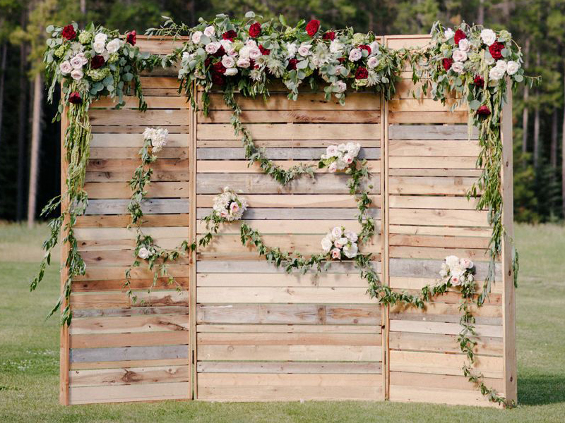 Wedding backdrop: Cùng chia sẻ niềm vui và hạnh phúc của đôi uyên ương trên một nền đẹp hoàn hảo. Nền ghế đôn đầy hoa lá, tán lá bay bổng hay hoa hồng đỏ thắm tình nghĩa, tất cả đều trở nên sống động và đẹp hơn khi xuất hiện trong những bức ảnh tại đám cưới.